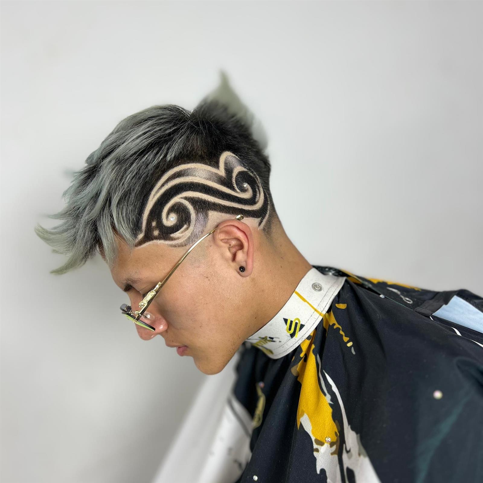 Diseño tribal rapado con mechas