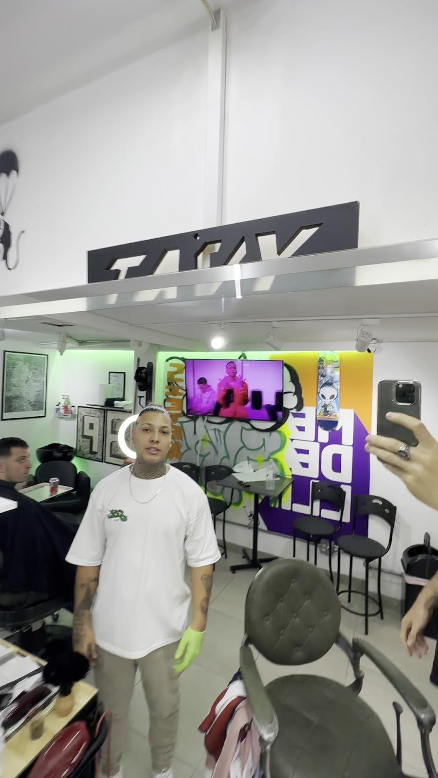 Interior con grafiti morado y luces verdes
