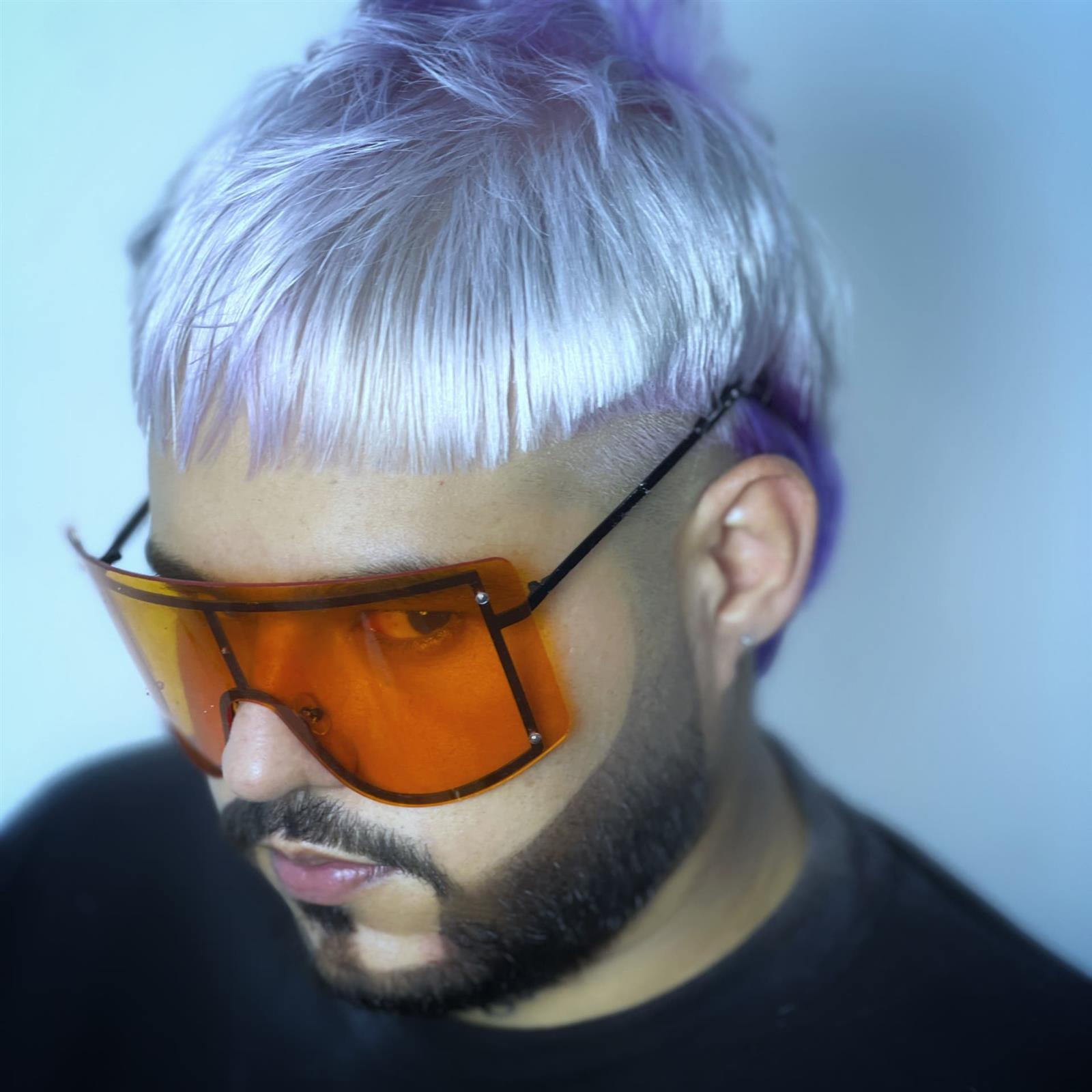 Cliente con cabello platino y gafas naranjas