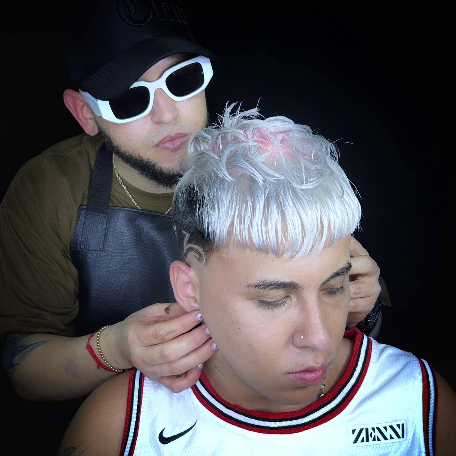 Barbero retocando un platino